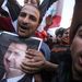 Bashar al-Assad elnököt támogatják aki reformok mellett az 1963 óta érvényben lévő  szükségállapotot is feloldaná