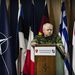 Charles Bouchard a nemzetközi erők parancsnoka és a NATO tevékenység vezetője tájékoztatót tart a NATO nápolyi bázisán