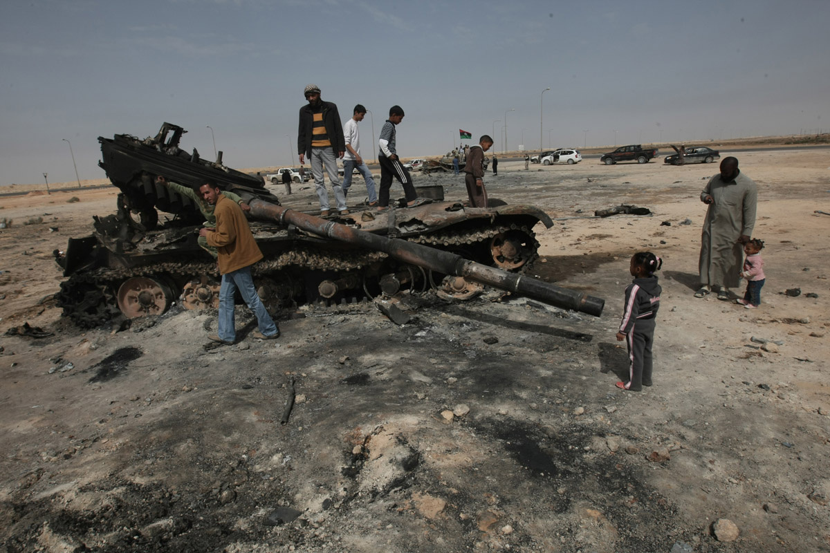 Két robbanás hallatszódott Kadhafi személyes, Bab al-Azizya nevű erődítménye felől is, amit már szintén többször támadtak az utóbbi napokban a szövetségesek.