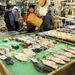 Kevés az érdeklődő a világ legnagyobb hal és nagybani piacának nevezett Tsukij halpiacon is. 