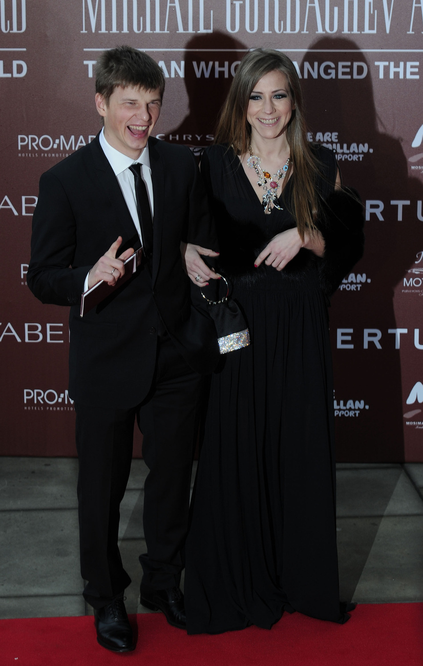 Kevin Spacey amerikai színész volt az est házigazdája, Sharon Stone-nal együtt jelentette be a gálakoncert kezdetét.