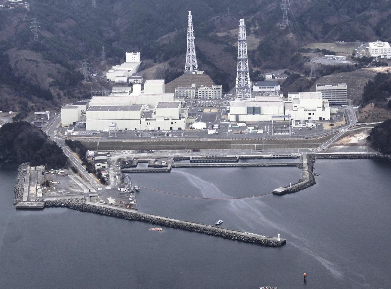 Az onagawai atomerőmű pihentetőmedencéjéből víz szivárgott a csütörtöki földrengés után, de az erőműn kívül nem emelkedett a radioaktivitás szintje.