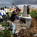 A bukott elnök hívei gonosz átkot hordozó emlékművet rombolnak le Abidjanban
