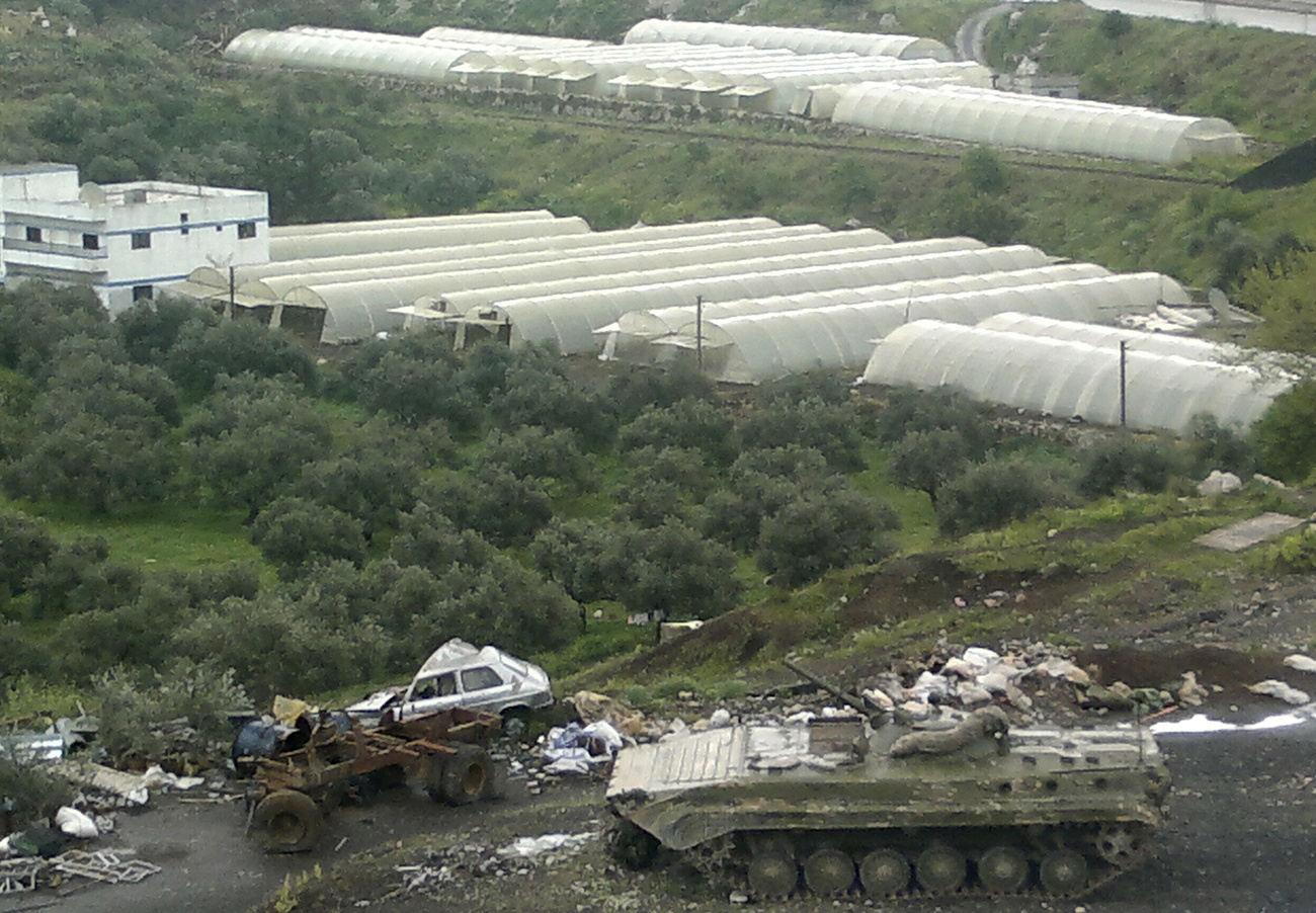 Április 13.: a hadsereg egységei a Tartust és Baniast összekötő autópályán az ország észak-keleti részén.