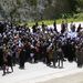 Április 13.: szíriai nők tüntetnek a Tartust és Baniast összekötő autópályán az ország észak-keleti részén.
