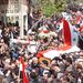 Április 12., Banias: a szíriai hírügynökség képe egy kormánykatona temetéséről.