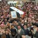 Április 12., Banias: a szíriai hírügynökség képe egy kormánykatona temetéséről.