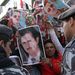 Április 12., Libanon: Szíriai munkások tüntetnek az elnök mellett Bejrútban.