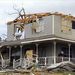 Egy asszony próbál rendet rakni a tornádó által megrongálódott háza tornácán az Oklahoma állambeli Tushkában 2011. április 15-én. A pusztító szélvihar Oklahoma, Texas és Kansas államon söpört végig az elmúlt napokban, legkevesebb 5 ember halálát okozva. 