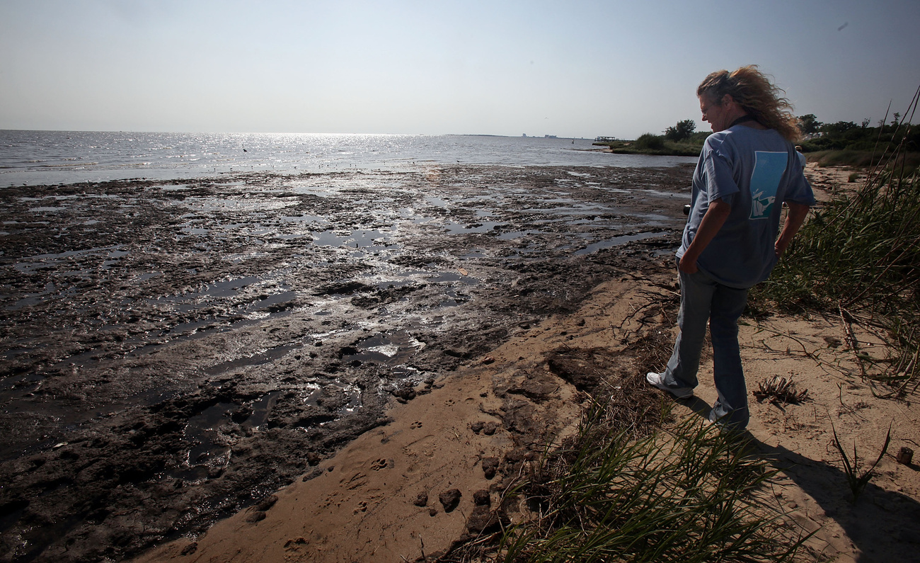 Lorrie Williams két sarokra lakik a parttól, ő és családtagjai sorozatos szervi (tüdő, máj) megbetegedésektől szenvednek az olajkatasztrófa óta, ennek gyanújuk szerint az olaj szétoszlatására használt vegyszerek az okai.