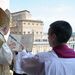 XVI. Benedek pápa elmondja urbi et orbi (a városnak és a világnak) szóló üzenetét húsvétvasárnapi miséje után a vatikáni Szent Péter-bazilika erkélyéről