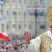 XVI. Benedek pápa húsvét vasárnapi miséjére érkezik a vatikáni Szent Péter térre