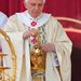Boldoggá avatta XVI. Benedek pápa elődjét, a néhai II. János Pált a vasárnap a vatikáni Szent Péter téren tartott szentmisén