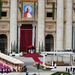 Leleplezték a korábbi pápa hivatalos ábrázolását, amelyet a Szent Péter bazilika főbejárata fölött helyeztek el
