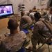 Afganisztánban szolgáló amerikai katonák nézik, hallgatják a rendkívüli híreket.