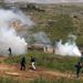 Izraeli katonák könnygázgránátot lőnek ki arab tüntetőkre a szíriai-izraeli határon
