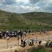 Arab tüntetők az Izrael által megszállva tartott Golán-fennsíkon fekvő Madzsdal Samsz falu felé tartanak a szíriai-izraeli határon