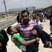 Sebesült palesztin tüntetőt visz társa a Gázai övezet és Izrael közötti erezi ellenőrző pontnál, ahol egy izraeli őrtoronyból a tüntető palesztinok közé lőttek