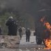 Izraeli rohamrendőr könygázgránátot lő kődobáló palesztin fiatalok közé a kelet-jeruzsálemi Iszavíja negyedben 