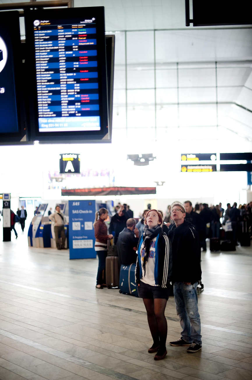 Várakozó utasok a göteborgi reptéren