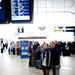 Várakozó utasok a göteborgi reptéren
