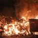Csütörtökre virradó éjszaka felgyújtották a Nápolyban az utcán tornyosuló szeméthegyeket, írja a BBC. A lakosok így tiltakoztak, amiért a kormányzat nem szállított el több mint 2000 kilogramm bűzlő szemetet az utcákról.