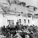 1959. április, Lhásza, Potala-palota. Kínai katonatiszt beszél tibetiekhez, a sikertelen Kína-ellenes felkelés leverése után.