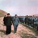 1944. Mao Ce-tung a Kínai Kommunista párt elnöke a kínai-japán háborúban harcoló alakulatot szemlézi.
