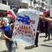 A tiltakozások során a közép-szíriai Homszban kilenc tüntető megsérült, kettő pedig meghalt, amikor a biztonsági erők éles lövedékkel kezdték oszlatni a tömeget