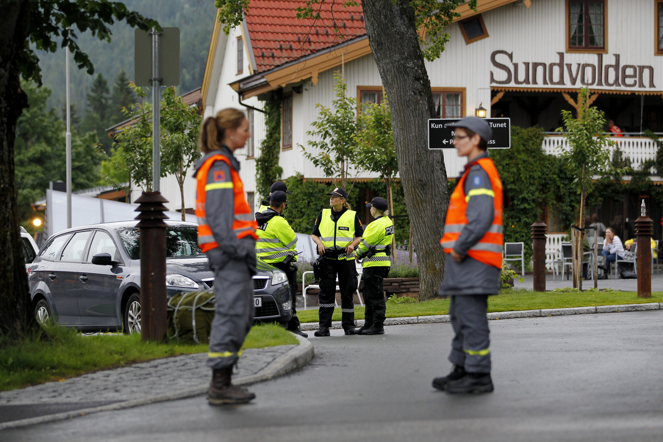 Jens Stoltenberg a norvég miniszterelnök sajtótájékoztatót tart a lövöldözés és robbantás másnapján.