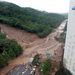 Heves esőzések okozta földcsuszamlás temetett maga alá több épületet szerdára virradóra egy dél-koreai üdülővárosban, kilenc ember halálát okozva.