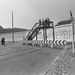 Állatkerti kirándulás. A Nyugat-Berlinbe látogató turisták egyik kedvenc tevékenysége volt a szörnyülködés. A lesajnálásra Kelet-Berlin az Alexanderplatz tornyával válaszolt.