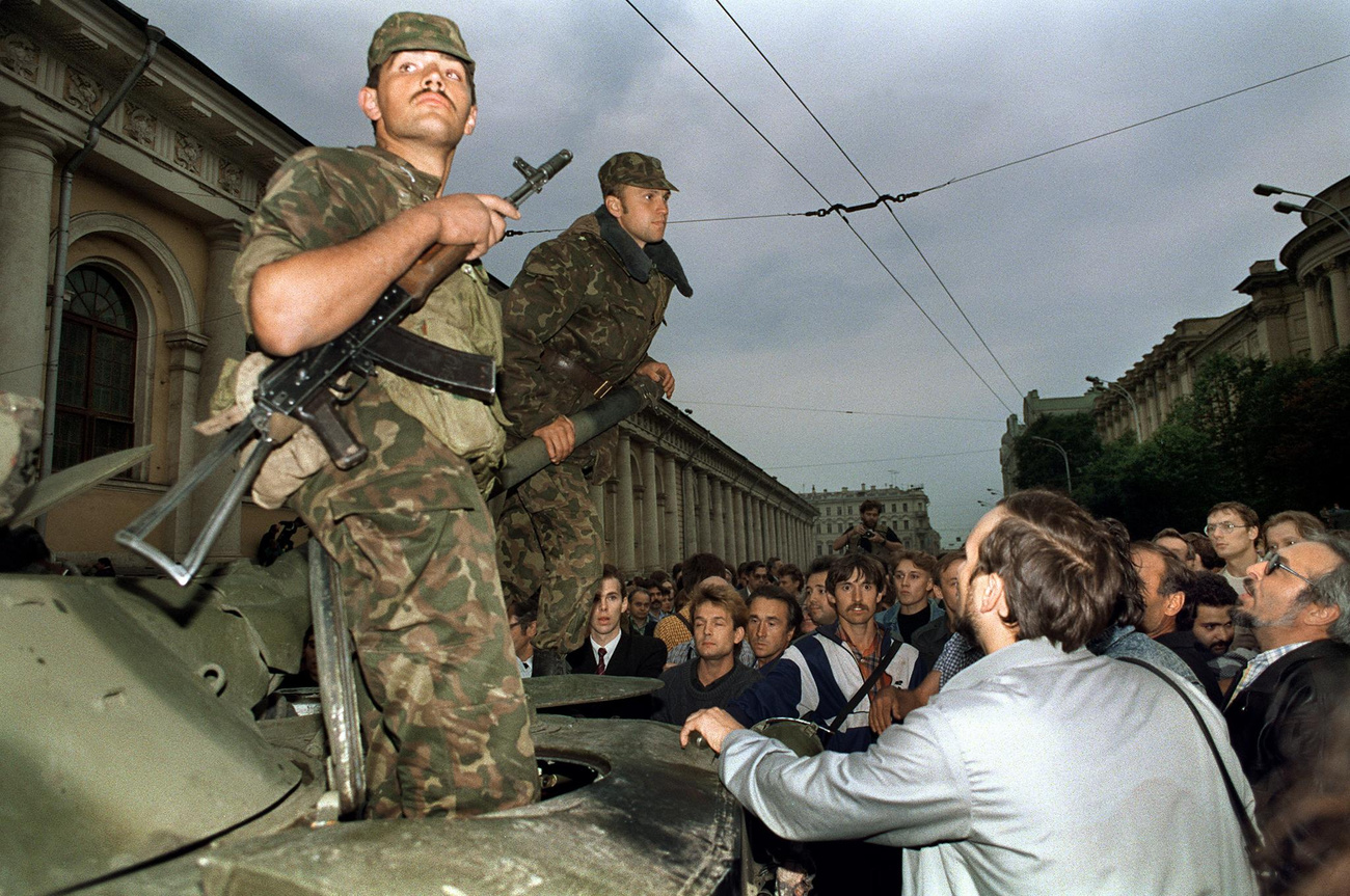 Augusztus 27. Gorbacsov a legfelsőbb tanács rendkívüli ülésének második napján a Szovjetúnió összetartása mellett tört lándzsát.