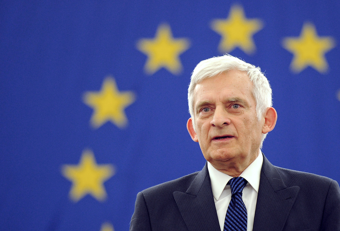 Jerzy Buzek Schmitt Pál Európai Parlamenti beszédét hallgatja 2011 márciusában