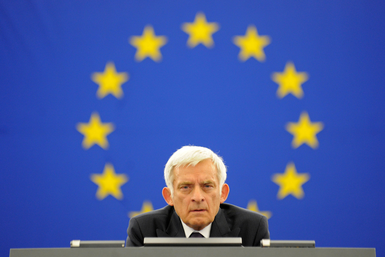Jerzy Buzek Schmitt Pál Európai Parlamenti beszédét hallgatja 2011 márciusában