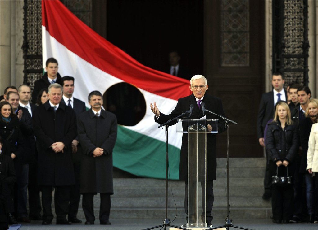 Jerzy Buzek Schmitt Pál Európai Parlamenti beszédét hallgatja 2011 márciusában