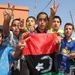 A régi zászlót tartó gyerekek Tripoli egyik keleti külvárosában