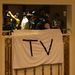35 külföldi újságíró nem tud kiszabadulni már ötödik napja a Rixos hotelből Tripoliban. A szálloda körül harcok zajlanak, a tetején pedig mesterlövészek vannak, akik mindenkire lőnek