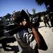 Kalasnyikovokkal, rakétavetőkkel és géppisztolyokkal felfegyverzett felkelők özönlenek az Abu Szalim városrészbe Tripoliban