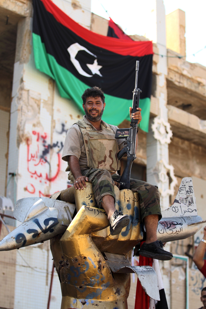 A líbiai vezetőhöz hű Al-Uruba tévéadó egy Kadhafinak tulajdonított beszédet adott le, amelyen a bujkáló diktátor a szülővárosát, Szirtét védő híveihez szólt. Mint mondta, le kell győzni a patkány ellenséget, egyben felszólította híveit, hogy induljanak el otthonról, és szabadítsák fel Tripolit.