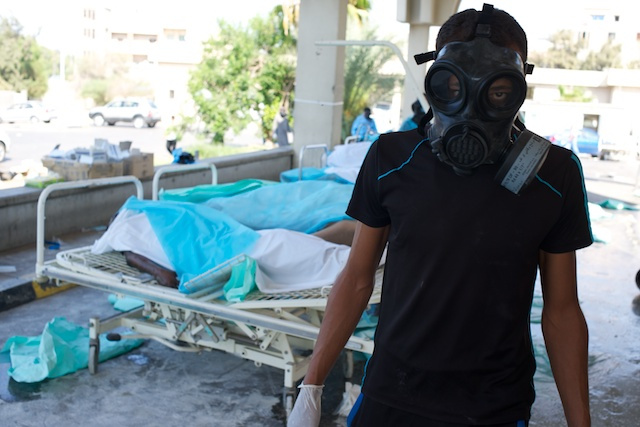 Gázmaszkos önkéntes áll egy tripoli kórház előtt, ahol néhány
nappal ezelőtt több mint kétszáz oszladozó holttestet találtak