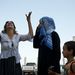 Egy nő a bátyját siratja, aki feltehetőleg egy felkelő és
kadhafista családok közti viszály áldozata lett pénteken