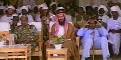 Miközben több amerikai városban is ünneplés kezdődik, szakértők vitatkoznak azon, hogy vajon milyen szerepe volt Oszama bin Ladennek az utóbbi időben az al-Kaidában, és így mennyire veti vissza a szervezetet megölése. Az al-Kaida új vezetőjét, Ajman az-Zavahirit jóval kevésbé karizmatikus vezetőnek tartják, azonban több elemző szerint a szervezet mára már túlságosan decentralizálttá és franchise-szerűvé vált ahhoz, hogy megsemmisítő csapást szenvedjen el.