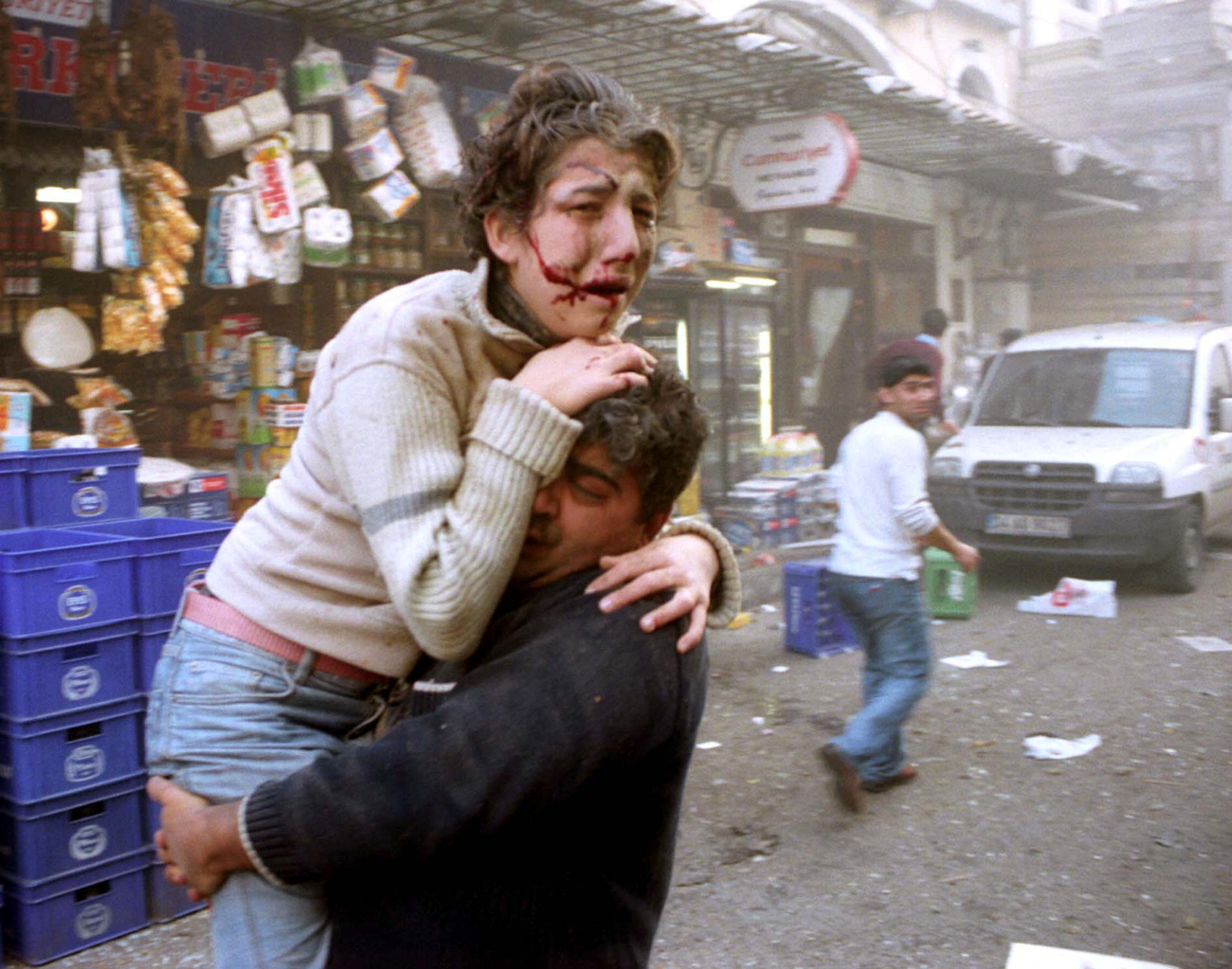 Miközben több amerikai városban is ünneplés kezdődik, szakértők vitatkoznak azon, hogy vajon milyen szerepe volt Oszama bin Ladennek az utóbbi időben az al-Kaidában, és így mennyire veti vissza a szervezetet megölése. Az al-Kaida új vezetőjét, Ajman az-Zavahirit jóval kevésbé karizmatikus vezetőnek tartják, azonban több elemző szerint a szervezet mára már túlságosan decentralizálttá és franchise-szerűvé vált ahhoz, hogy megsemmisítő csapást szenvedjen el.