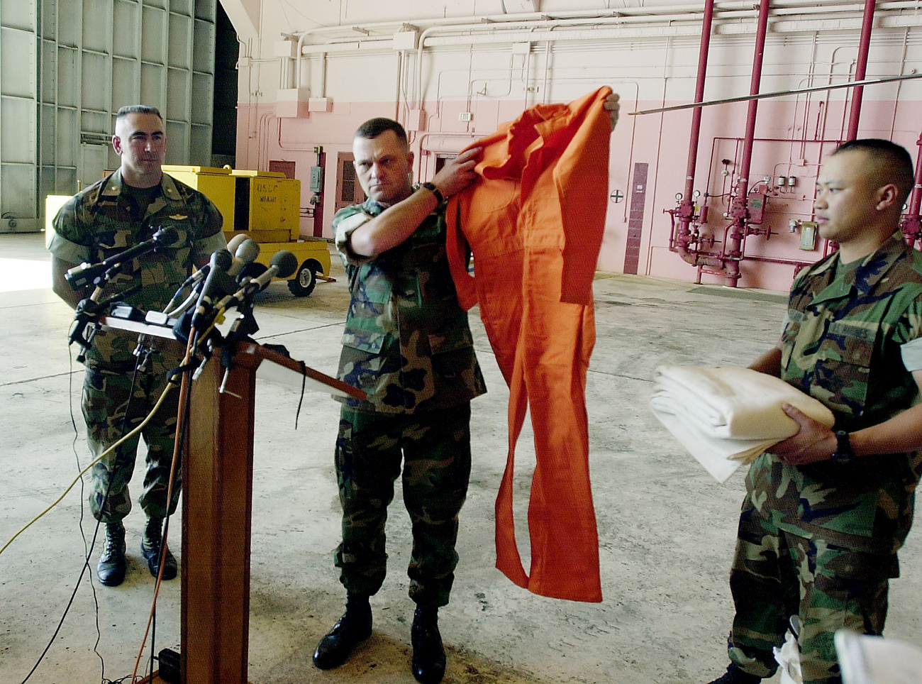 Miközben több amerikai városban is ünneplés kezdődik, szakértők vitatkoznak azon, hogy vajon milyen szerepe volt Oszama bin Ladennek az utóbbi időben az al-Kaidában, és így mennyire veti vissza a szervezetet megölése. Az al-Kaida új vezetőjét, Ajman az-Zavahirit jóval kevésbé karizmatikus vezetőnek tartják, azonban több elemző szerint a szervezet mára már túlságosan decentralizálttá és franchise-szerűvé vált ahhoz, hogy megsemmisítő csapást szenvedjen el.