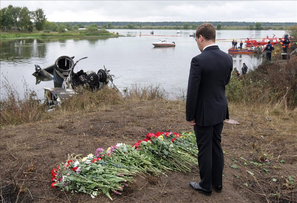 Dmitrij Medvegyev orosz elnök is lerótta kegyeletét a katasztrófa helyszínén