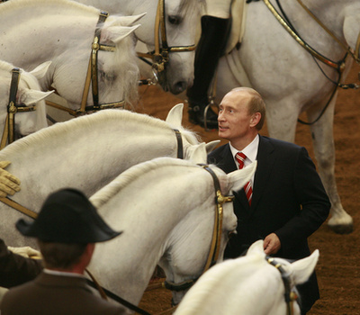 2000. június 24. Az elnök hagyományőrző vetélkedőn Tatárföldön. A feladat: szájjal kihalászni egy pénzérmét egy tál forralt tejből.