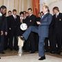 2005. május 21. Elnöki dekázgatás a CSSZKA Moszkva UEFA-kupa győztes focicsapatával.