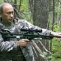 2008. augusztus 28. A miniszterelnök altatópuskával a távolkeleti Usszurijszkij erdőben.