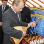 2005. június 17. Vlagyimir Putyin balalajkát dédelget kalmükföldi látogatásán.